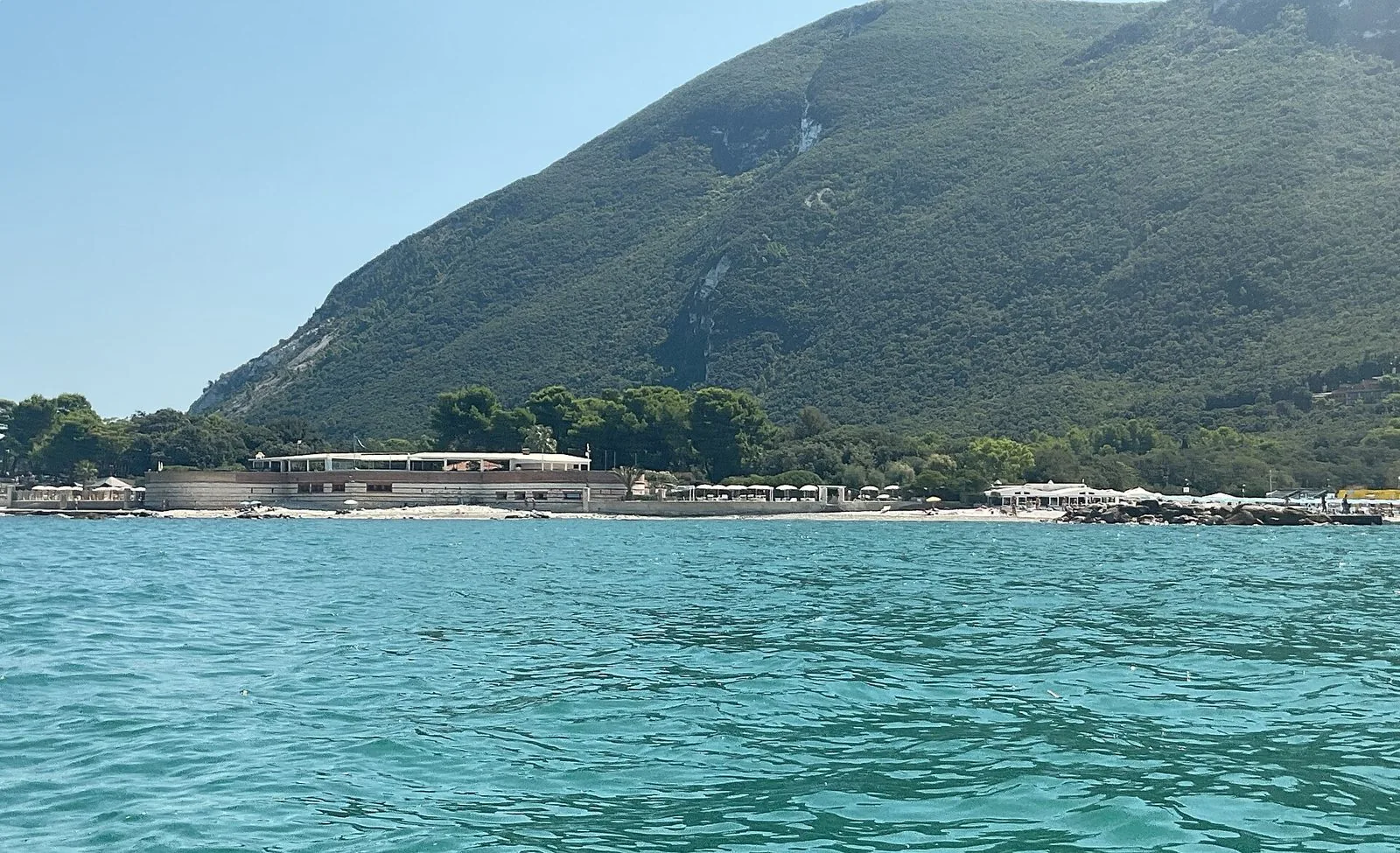 Il Monte Conero che scende sul mare a Portonovo
