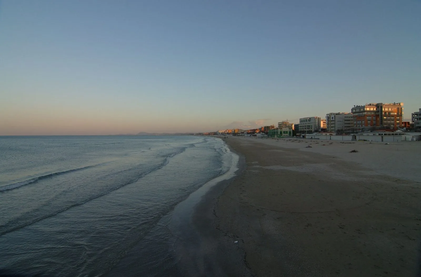 La spiaggia di Senigallia al tramonto, con il mare calmo