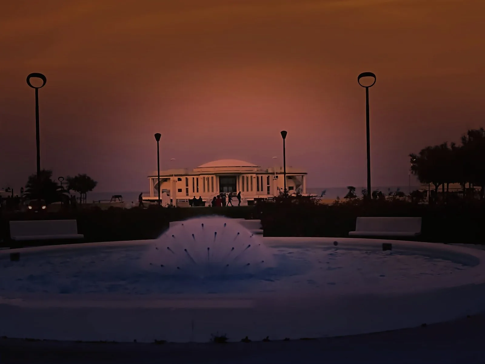 La Rotonda a Mare di Senigallia al crepuscolo, con la fontana in primo piano
