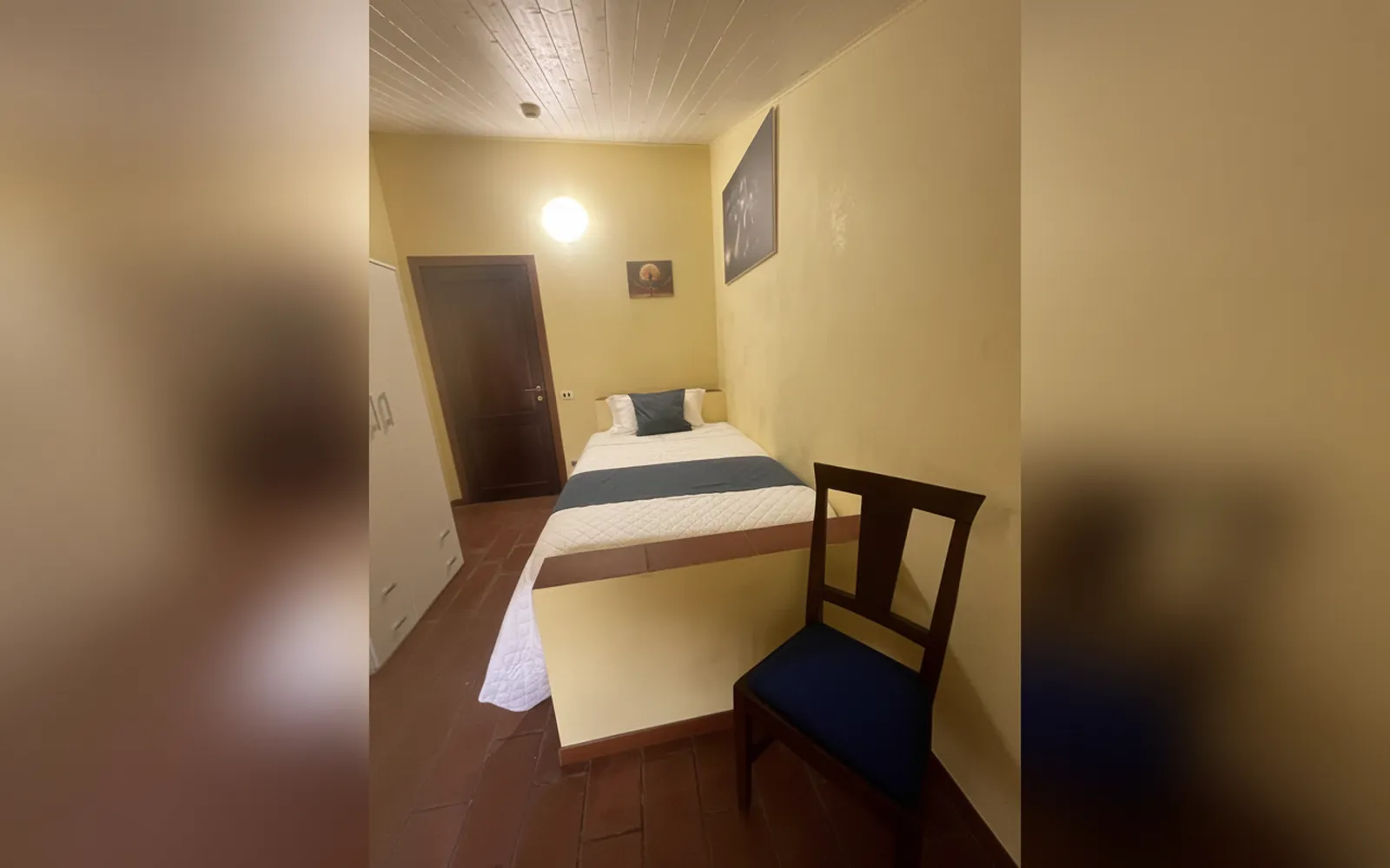 La camera Iside vista dalla porta, con il letto e la scrivania