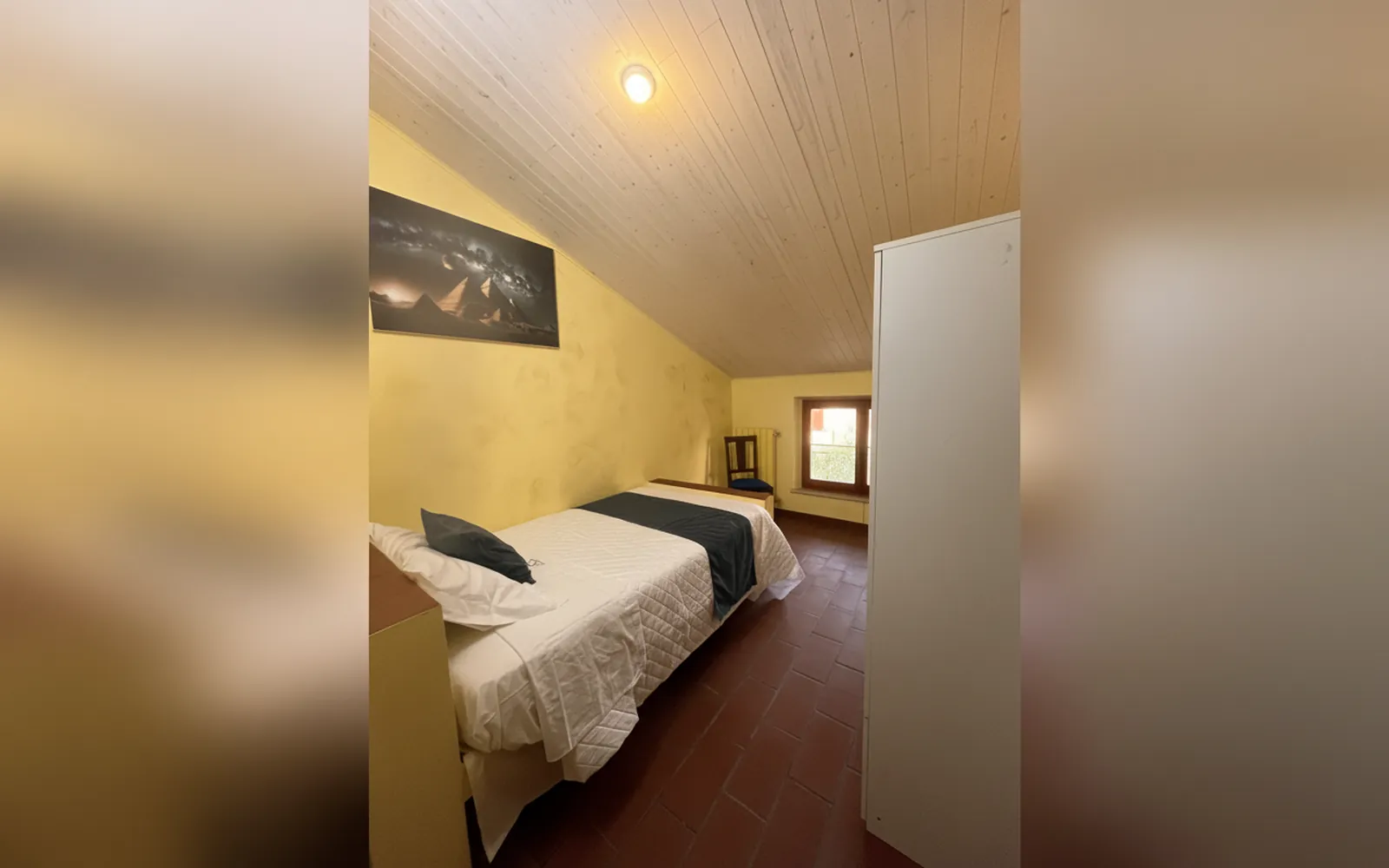 La camera Iside sotto il soffitto in legno