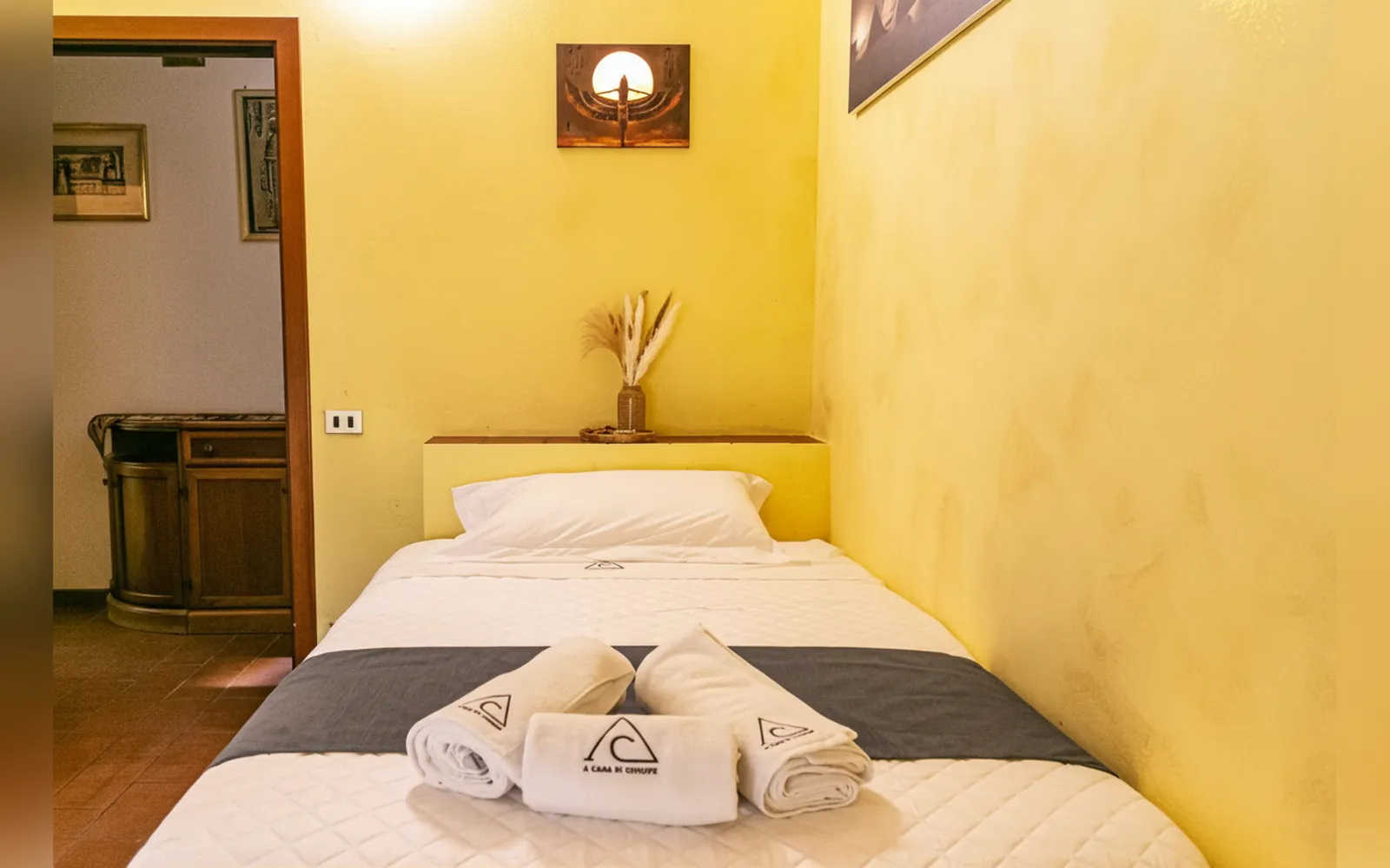 Il letto della camera Iside con gli asciugamani del B&B